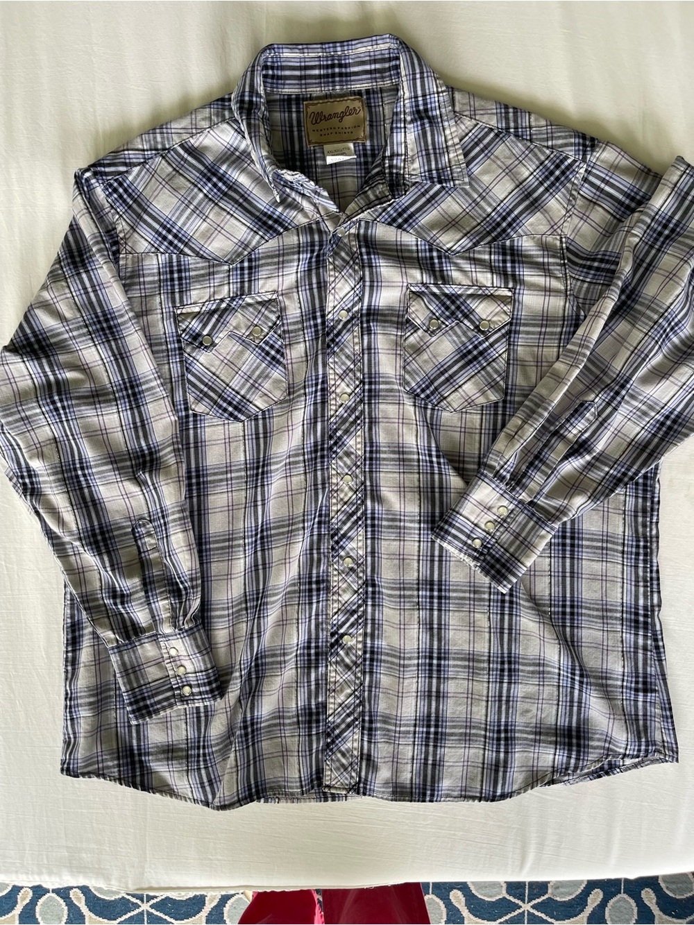 Wrangler White and Blue Plaid Long-Sleeve Button Down Shirt